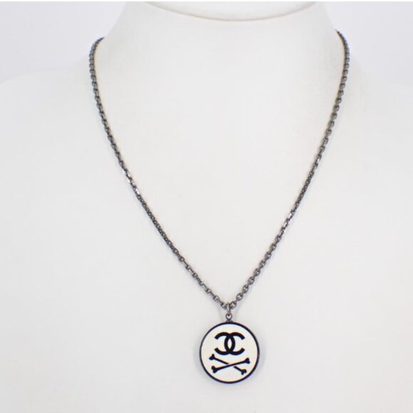 Chanel 2003 EUC vintage silver chain with white medallion CC skull bones - Picture 3 of 4